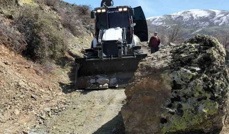 elazigda-yol-uzerine-dusen-kaya-parcalari-temizlendi-tyyu3jwK.jpg