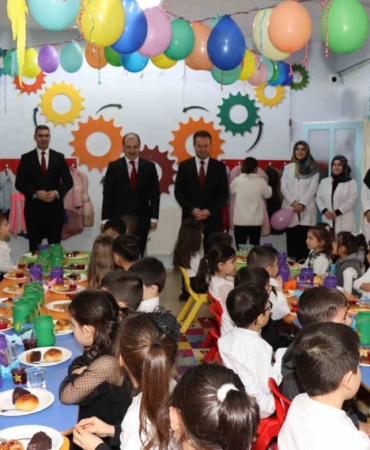 erzurumda-miniklerin-tekne-orucu-iftar-bulusmasi-UBfXB3nv.jpg