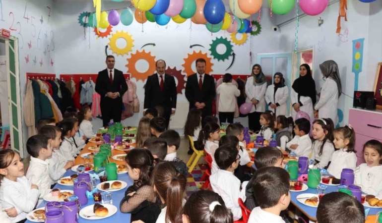 erzurumda-miniklerin-tekne-orucu-iftar-bulusmasi-UBfXB3nv.jpg