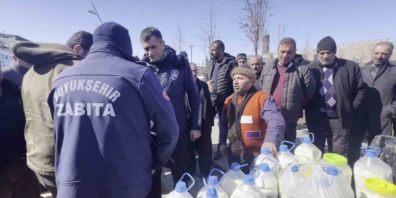 Erzurum'da Süt Üreticileri Artan Maliyetlere İsyan Etti Erzurum’da Süt Üreticileri Artan Maliyetlere İsyan Etti