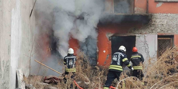 Erzurum'da Terkedilmiş Binada Yangın Çıktı Erzurum’da Terkedilmiş Binada Yangın Çıktı