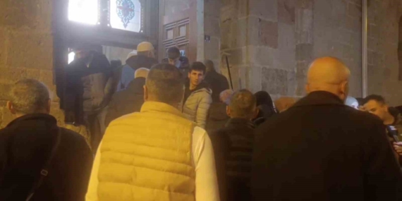 Erzurumlular Kadir Gecesi'nde Tarihi Camilerde Bir Araya Geldi Erzurumlular Kadir Gecesi’nde Tarihi Camilerde Bir Araya Geldi