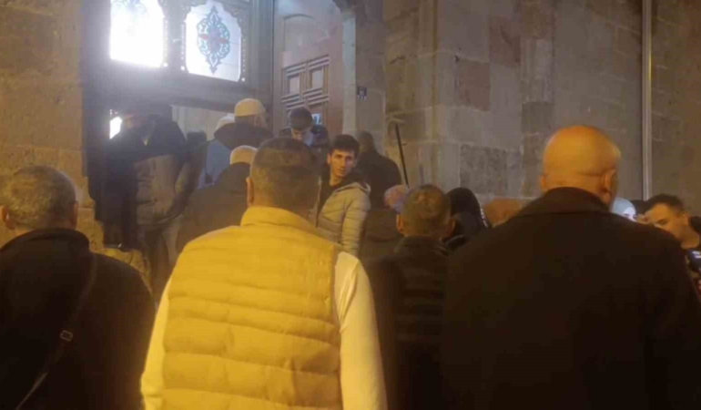 erzurumlular-kadir-gecesinde-tarihi-camilerde-bir-araya-geldi-3Zb1bvMD.jpg