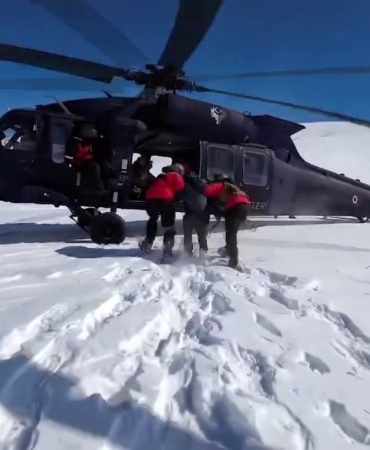 erzurumun-cat-ilcesinde-mahsur-kalan-vatandas-askeri-helikopterle-kurtarildi-X7fgXBmZ.jpg