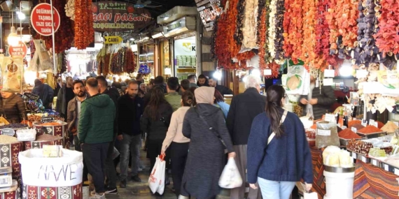 Gaziantep Tarihi Çarşılarında Bayram Coşkusu Başlıyor Gaziantep Tarihi Çarşılarında Bayram Coşkusu Başlıyor