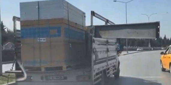 Gaziantep’te Açık Kasa Kamyonetle Tehlikeli Yolculuk Gaziantep’te Açık Kasa Kamyonetle Tehlikeli Yolculuk