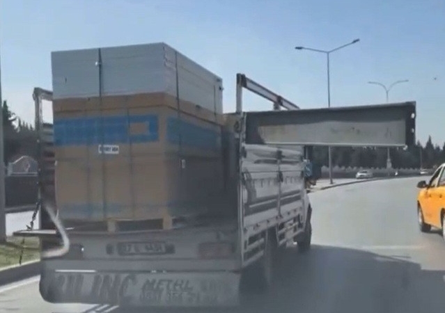 gaziantepte-acik-kasa-kamyonetle-tehlikeli-yolculuk-sEupK95y.jpg