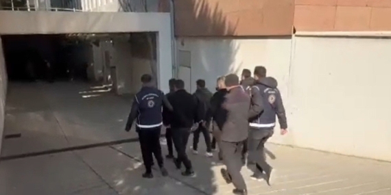 Gaziantep'te Göçmen Kaçakçılığı Operasyonu: 5 Gözaltı Gaziantep’te Göçmen Kaçakçılığı Operasyonu: 5 Gözaltı
