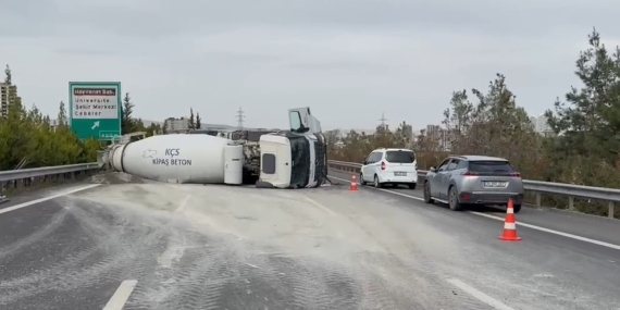 Gaziantep'te Kontrolden Çıkan Beton Mikseri Devrildi: 1 Kişi Yaralandı Gaziantep’te Kontrolden Çıkan Beton Mikseri Devrildi: 1 Kişi Yaralandı