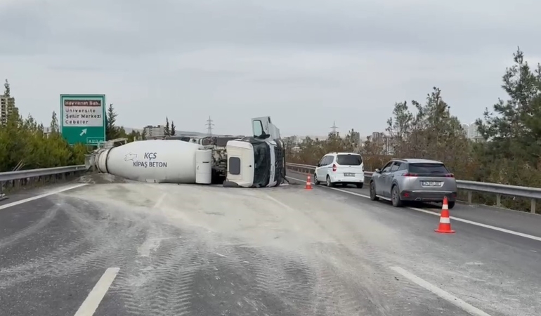 gaziantepte-kontrolden-cikan-beton-mikseri-devrildi-1-kisi-yaralandi-Ixci6nkO.jpg