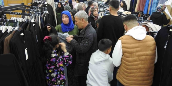 Gaziantep’te Ramazan’ın Son Gününde Alışveriş Yoğunluğu Zirve Yaptı Gaziantep’te Ramazan’ın Son Gününde Alışveriş Yoğunluğu Zirve Yaptı