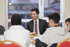 genc-kaymakam-guzel-sydv-destekli-ailelerle-birlikte-iftar-sofrasinda-bulustu-hG1dBtRY.jpg