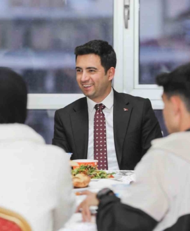 genc-kaymakam-guzel-sydv-destekli-ailelerle-birlikte-iftar-sofrasinda-bulustu-hG1dBtRY.jpg