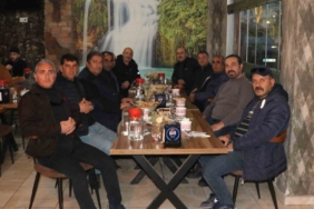 gevas-lisesi-mezunlari-iftar-sofrasinda-bir-araya-geldi-cRUyzC8j.jpg
