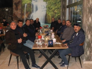 gevas-lisesi-mezunlari-iftar-sofrasinda-bir-araya-geldi-cRUyzC8j.jpg