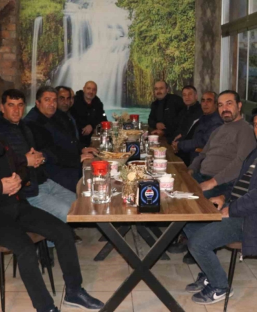 gevas-lisesi-mezunlari-iftar-sofrasinda-bir-araya-geldi-cRUyzC8j.jpg