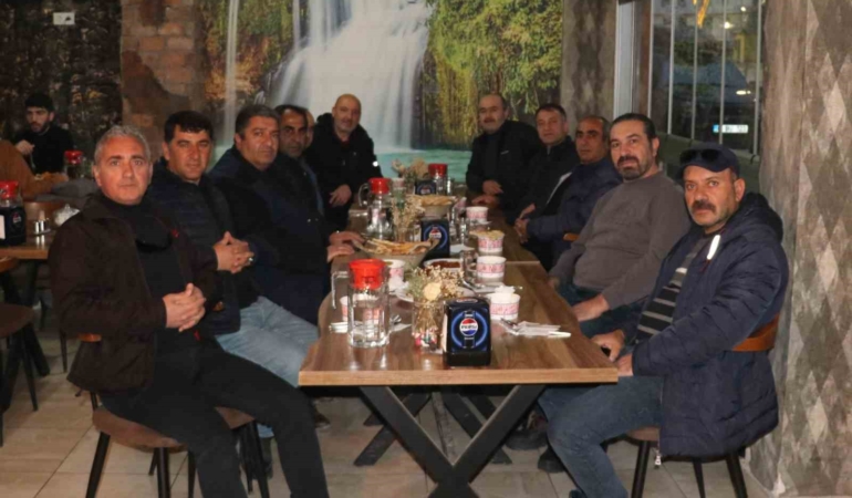 gevas-lisesi-mezunlari-iftar-sofrasinda-bir-araya-geldi-cRUyzC8j.jpg