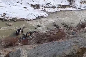 hakkari-van-karayolunda-trajik-trafik-kazasi-surucu-akintiya-kapildi-JGHGUbId.jpg