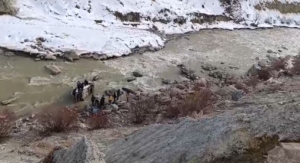 hakkari-van-karayolunda-trajik-trafik-kazasi-surucu-akintiya-kapildi-JGHGUbId.jpg