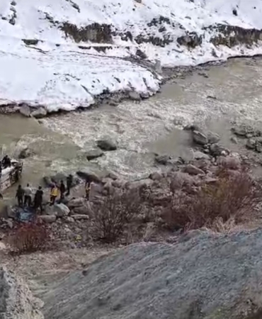 hakkari-van-karayolunda-trajik-trafik-kazasi-surucu-akintiya-kapildi-JGHGUbId.jpg
