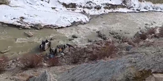 Hakkari-Van Karayolunda Trajik Trafik Kazası: Sürücü Akıntıya Kapıldı Hakkari-Van Karayolunda Trajik Trafik Kazası: Sürücü Akıntıya Kapıldı