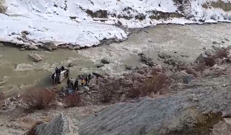 hakkari-van-karayolunda-trajik-trafik-kazasi-surucu-akintiya-kapildi-JGHGUbId.jpg
