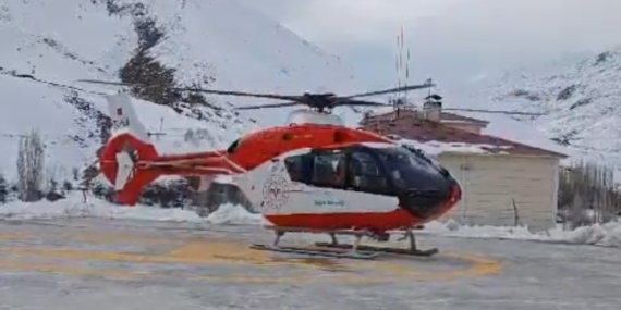 Hamile Kadın Helikopterle Hastaneye Sevk Edildi Hamile Kadın Helikopterle Hastaneye Sevk Edildi