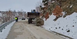 hazarbaba-kayak-merkezi-yolunda-dusen-kaya-sorunu-cozuldu-c7b5G3OD.jpg