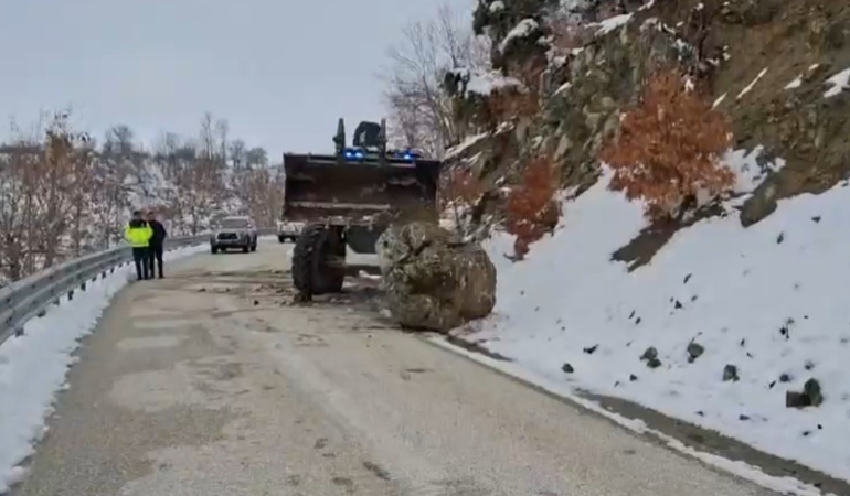hazarbaba-kayak-merkezi-yolunda-dusen-kaya-sorunu-cozuldu-c7b5G3OD.jpg
