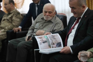 huzurevindeki-mehmet-amcanin-surprizi-valiyi-hem-duygulandirip-hem-gulumseten-anlar-M2lXeHX5.jpg