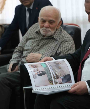 huzurevindeki-mehmet-amcanin-surprizi-valiyi-hem-duygulandirip-hem-gulumseten-anlar-M2lXeHX5.jpg