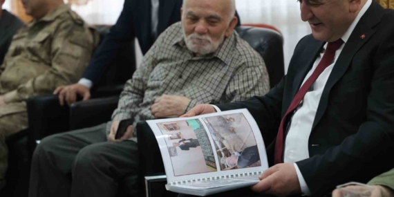 Huzurevindeki Mehmet Amca'nın Sürprizi: Valiyi Hem Duygulandırıp Hem Gülümseten Anlar Huzurevindeki Mehmet Amca’nın Sürprizi: Valiyi Hem Duygulandırıp Hem Gülümseten Anlar