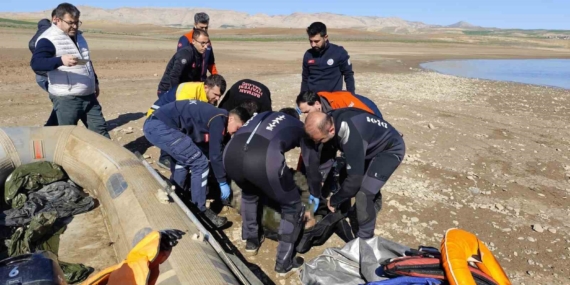 Ilısu Barajı'nda Balık Tutarken Botu Batanların Dramı: 1 Kayıp Ilısu Barajı’nda Balık Tutarken Botu Batanların Dramı: 1 Kayıp