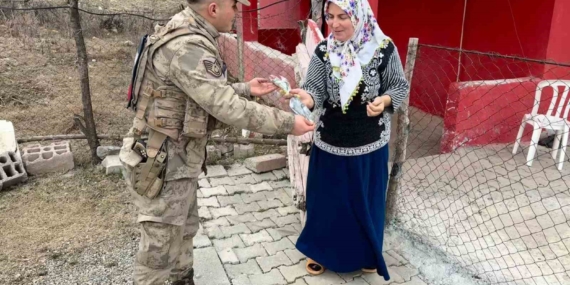 Jandarma Ekipleri Kadınlar Günü'nü Kırsalda Kutladı Jandarma Ekipleri Kadınlar Günü’nü Kırsalda Kutladı