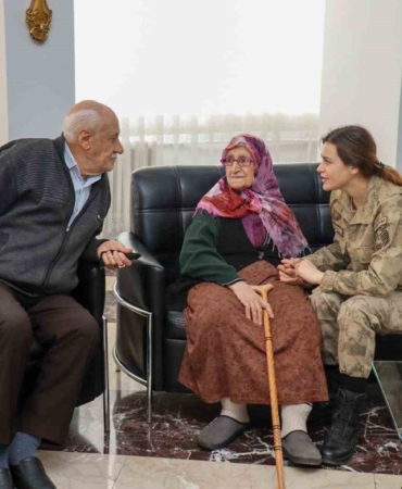 jandarma-ekiplerinin-huzurevi-ziyareti-sakinlerle-bir-araya-gelinmesi-1v55bBRm.jpg