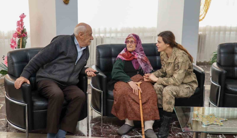 jandarma-ekiplerinin-huzurevi-ziyareti-sakinlerle-bir-araya-gelinmesi-1v55bBRm.jpg