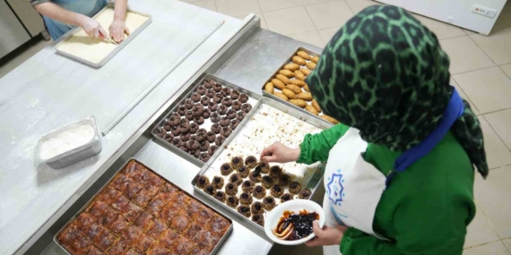 Kadın Kooperatifi'nden Eşsiz Bayram Tatlıları: Geleneksel Lezzetler Kadın Kooperatifi’nden Eşsiz Bayram Tatlıları: Geleneksel Lezzetler