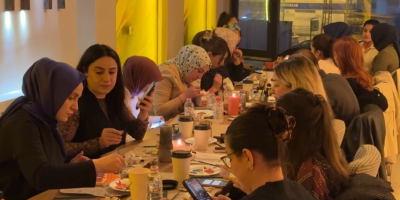 Kadınlar Seramik ve Boyama Etkinliğinde Yeteneklerini Sergilediler: Sanatın Gücü Kadınlar Seramik ve Boyama Etkinliğinde Yeteneklerini Sergilediler: Sanatın Gücü