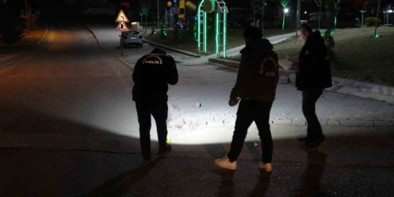 Kaldırımda Yürürken Yüzüne Saçma Isabet Eden Şanssız Olay Kaldırımda Yürürken Yüzüne Saçma Isabet Eden Şanssız Olay