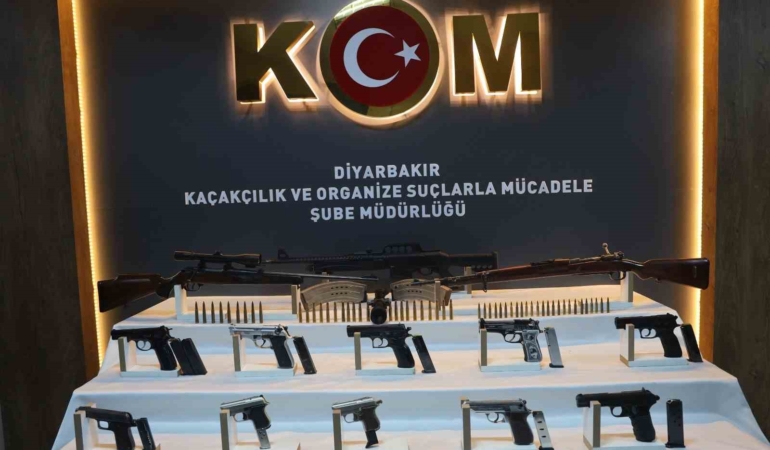 kargo-araclarinda-silah-operasyonu-17-gozalti-ve-gizli-bolmelerde-tabancalar-uwlXt1Vn.jpg