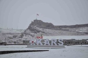kars-buyuleyici-beyaz-bir-ortuyle-sarmalandi-i4nLWGGq.jpg