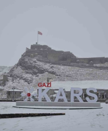 kars-buyuleyici-beyaz-bir-ortuyle-sarmalandi-i4nLWGGq.jpg