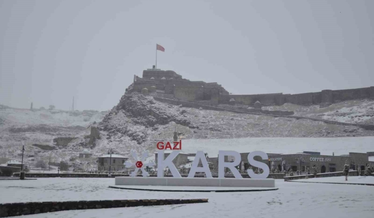 kars-buyuleyici-beyaz-bir-ortuyle-sarmalandi-i4nLWGGq.jpg