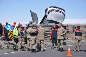 karsta-araclar-birbirine-yapisti-goruntuler-saskinlik-yaratti-bKCbhbcT.jpg