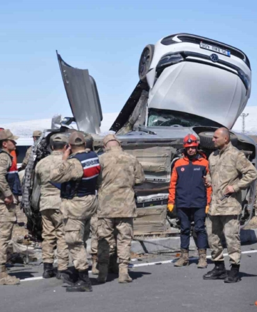 karsta-araclar-birbirine-yapisti-goruntuler-saskinlik-yaratti-bKCbhbcT.jpg