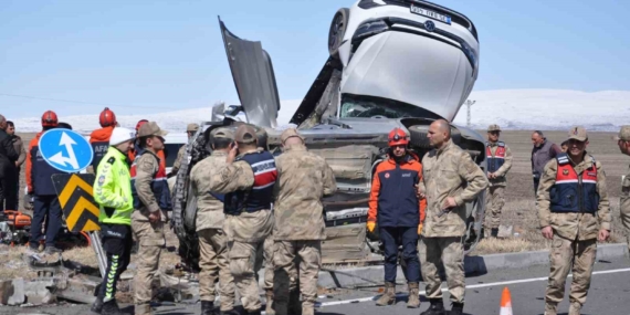 Kars’ta Araçlar Birbirine Yapıştı: Görüntüler Şaşkınlık Yarattı