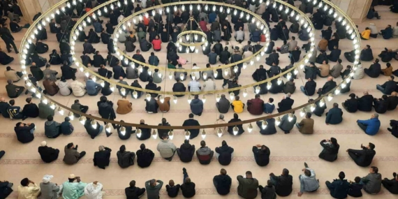 Kars'ta Bayram Namazı İçin Camilere Yoğun Katılım Kars’ta Bayram Namazı İçin Camilere Yoğun Katılım