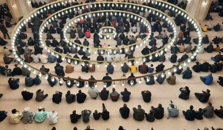 karsta-bayram-namazi-icin-camilere-yogun-katilim-gIWUiASU.jpg