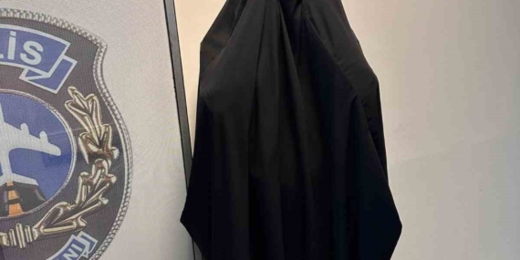 Kars'ta Kadın Kılığına Girmiş Suç Makinesi Yakalandı Kars’ta Kadın Kılığına Girmiş Suç Makinesi Yakalandı