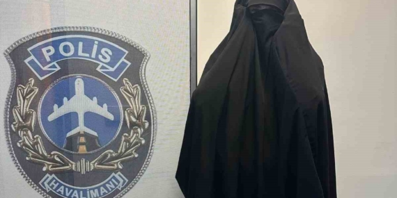 Kars'ta Kadın Kılığına Girmiş Zanlının Güvenlik Kamerası Görüntüleri Ortaya Çıktı Kars’ta Kadın Kılığına Girmiş Zanlının Güvenlik Kamerası Görüntüleri Ortaya Çıktı